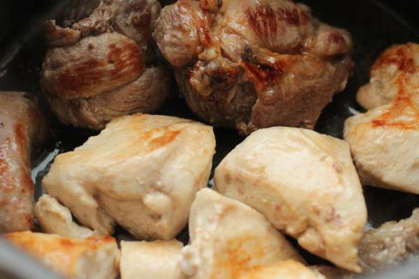 Курицу и свинину нарубить крупными кусками. Я брала свиную рульку. Мясо нужно обрезать, а кость пойдет в бульон. Обжарить в небольшом количестве оливкового масла на сильном огне. Курицу и свинину нарубить крупными кусками. Я брала свиную рульку. Мясо нужно обрезать, а кость пойдет в бульон. Обжарить в небольшом количестве оливкового масла на сильном огне.