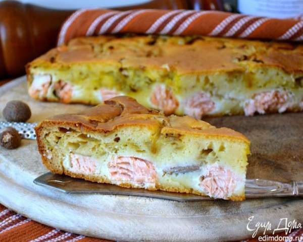 А это очень вкусный Пирог с семгой и сыром от Любы! http://www.edimdoma.ru/retsepty/68809-pirog-s-semgoy-i-syrom Очень сочный и быстрый! ))) Рекомендую...  
