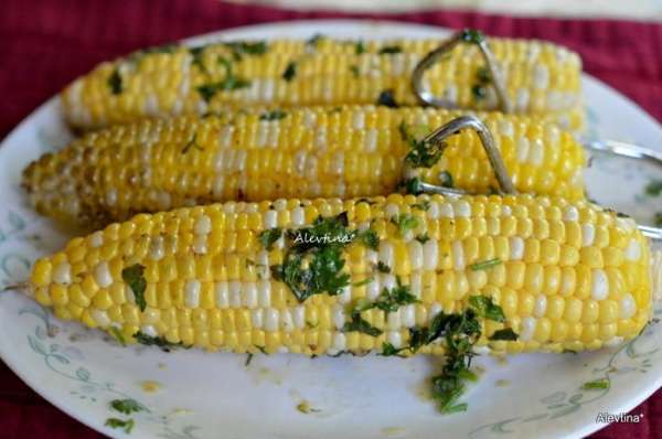 Подаем к столу, солим и перчим по вкусу. Приятного аппетита.
Для справки одна кукуруза примерно 145 калорий на выходе.