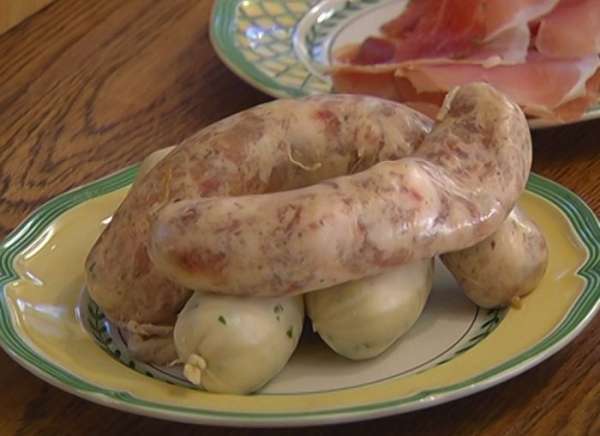 Разогреть в сковороде оставшееся оливковое масло и обжарить под крышкой куриные сосиски со всех сторон до готовности. Разогреть в сковороде оставшееся оливковое масло и обжарить под крышкой куриные сосиски со всех сторон до готовности.