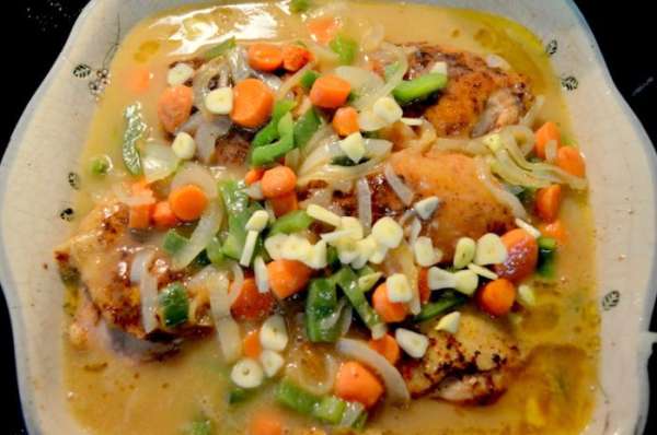 И выложим все со сковороды в жаропрочное блюдо с курин. кусочками. Добавим чеснок. Закроем фольгой и тушим в духовке еще 45 мин. А можно все сделать на плите, закрыв крышкой.