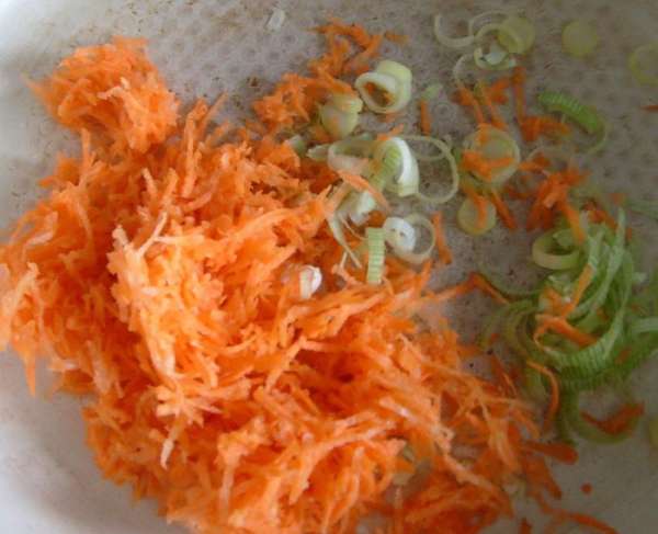 На оливковом масле обжарить морковь и лук-порей.