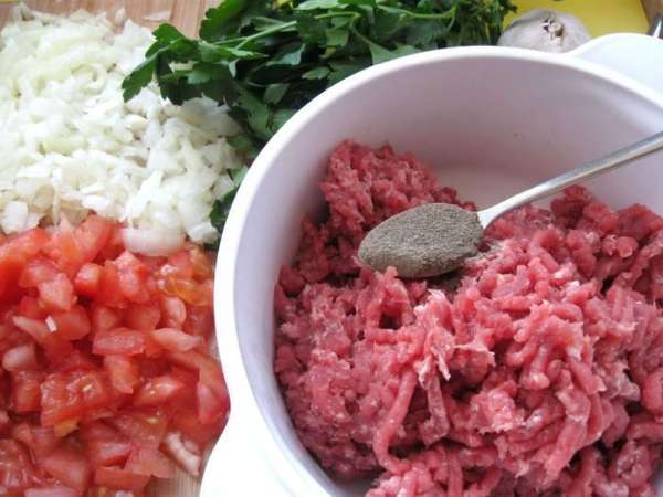 Сварить наваристый бульон. Мясо помыть, залить водой, добавить почищенный лук, морковь, лавровый лист, перец черный горошком. Довести до кипения на сильном огне, снять пену, убавить огонь до минимума и варить 2 часа.
Лук измельчить, помидор порезать на кусочки.Приготовить фарш: мясо прокрутить через мясорубку.
Сварить наваристый бульон. Мясо помыть, залить водой, добавить почищенный лук, морковь, лавровый лист, перец черный горошком. Довести до кипения на сильном огне, снять пену, убавить огонь до минимума и варить 2 часа.
Лук измельчить, помидор порезать на кусочки.Приготовить фарш: мясо прокрутить через мясорубку.