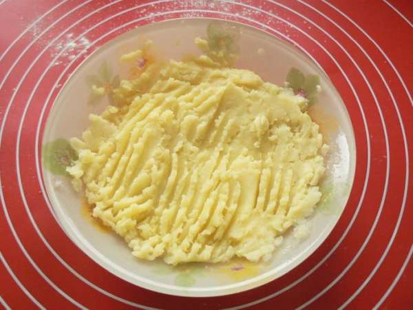 картофель размять с солью и оливковым маслом