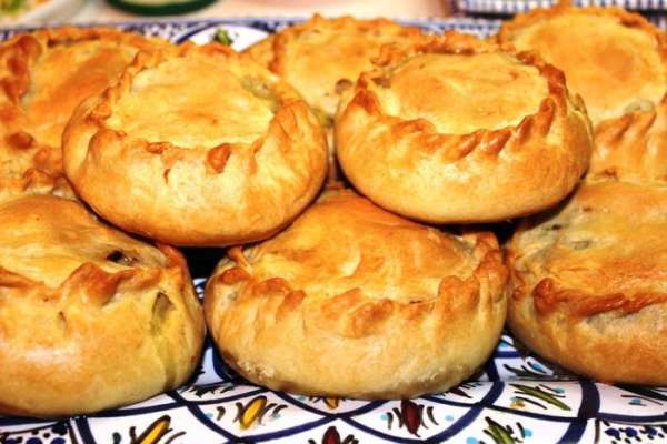 Скажу без преувеличения...это очень вкусно! Внутри элешей образовывается бульон, мясо мягкое и сочное. Приятного аппетита!