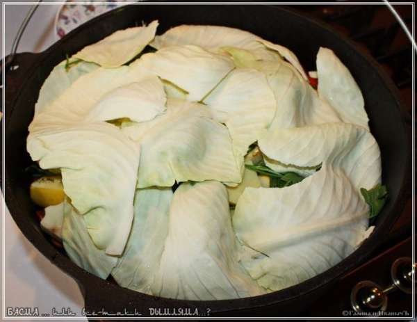 Вот таким образом укрываем сверху все то, что до это в казан уместилось. Вот таким образом укрываем сверху все то, что до это в казан уместилось.