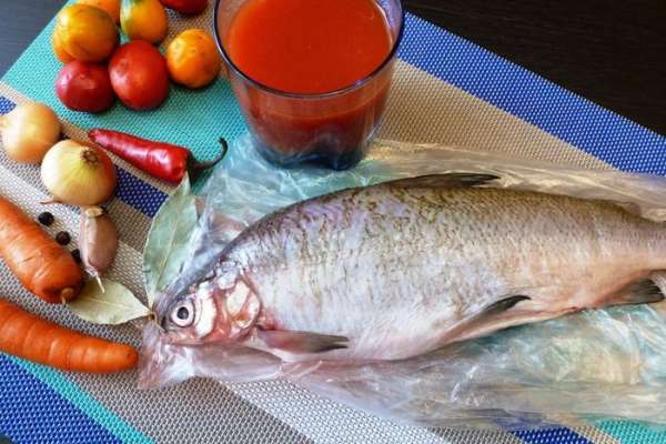 Подготовим продукты, специи и рыбу. Рыба у меня белая, семейства сиговых, называется сырок. Водится она на севере нашей Родины. В сырке практически нет костей, мясо очень нежное и сочное, у этой рыбы нет специфического рыбного запаха, она пахнет свежим огурцом, как корюшка.
А вообще для этого блюда годится любая вкусная рыба с малым количеством костей. Подготовим продукты, специи и рыбу. Рыба у меня белая, семейства сиговых, называется сырок. Водится она на севере нашей Родины. В сырке практически нет костей, мясо очень нежное и сочное, у этой рыбы нет специфического рыбного запаха, она пахнет свежим огурцом, как корюшка.
А вообще для этого блюда годится любая вкусная рыба с малым количеством костей.
