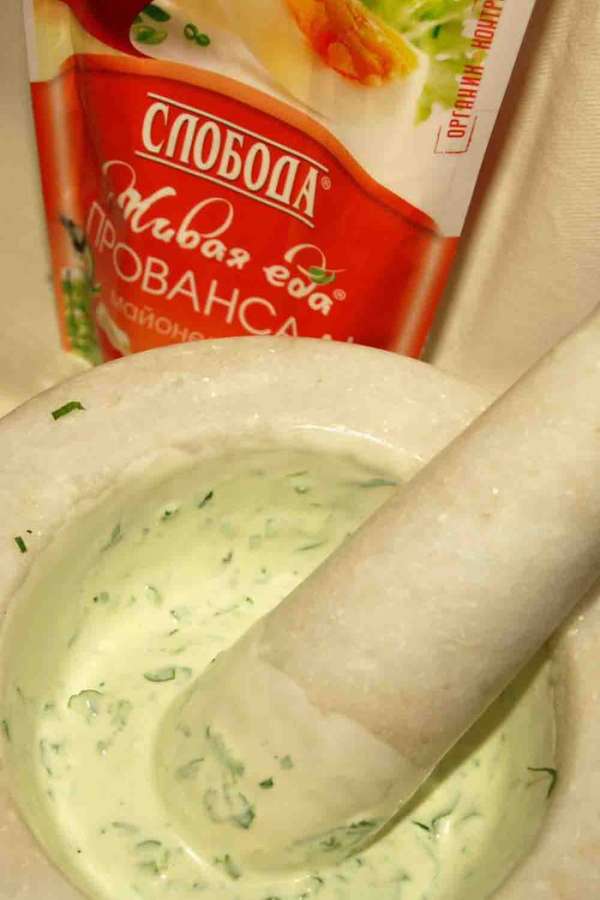 Готовим соус. Майонез, йогурт, мелко рубленую зелень, лимонный сок соединяем.
