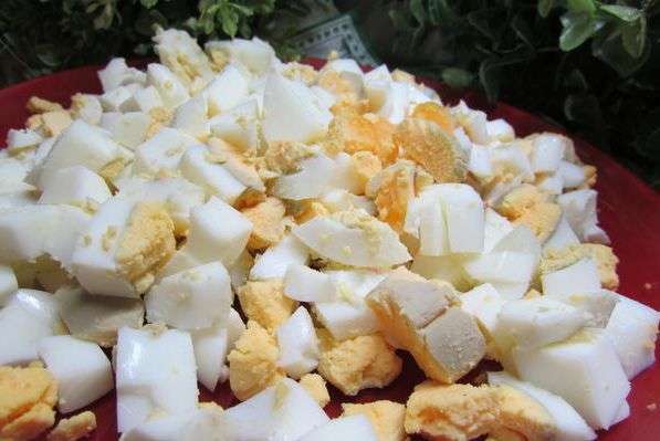 Яйца отварить, почистить и порезать крупными кусочками. Яйца отварить, почистить и порезать крупными кусочками.