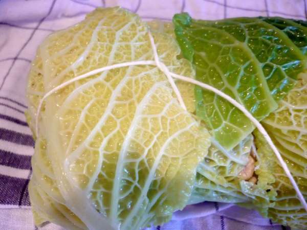 Хорошо связываем мясо кулинарной ниткой. 