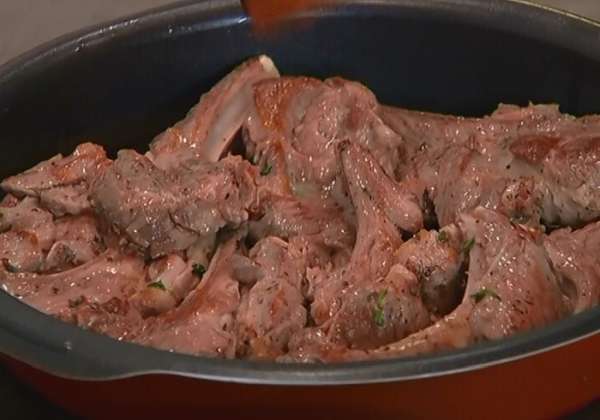 Разогреть в тяжелой сковороде 1 ст. ложку оливкового масла и обжаривать мясо до появления золотистой корочки. Разогреть в тяжелой сковороде 1 ст. ложку оливкового масла и обжаривать мясо до появления золотистой корочки.