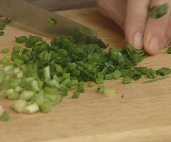 Зеленый лук порезать колечками. Зеленый лук порезать колечками.
