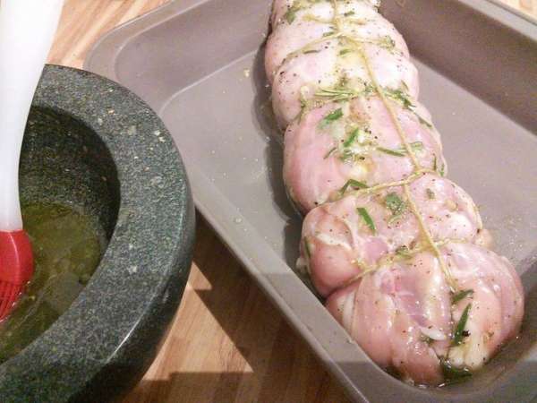 Разогрейте духовку до 180°C. В форму для запекания выложите рулет и кисточкой смажьте весь рулет смесью мёда, воды и оливкового масла. Запекайте рулет в течении 30-40 минут, иногда смазывая его выделившимся соком, до готовности мяса. Разогрейте духовку до 180°C. В форму для запекания выложите рулет и кисточкой смажьте весь рулет смесью мёда, воды и оливкового масла. Запекайте рулет в течении 30-40 минут, иногда смазывая его выделившимся соком, до готовности мяса.