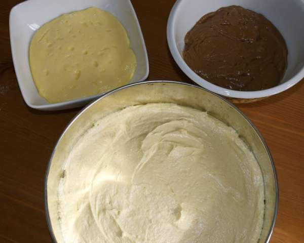 Подготовить обе мисочки с кремом. 