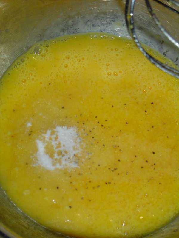 Взбиваем яйца, добавив соль, перец (по вкусу). Взбиваем яйца, добавив соль, перец (по вкусу).