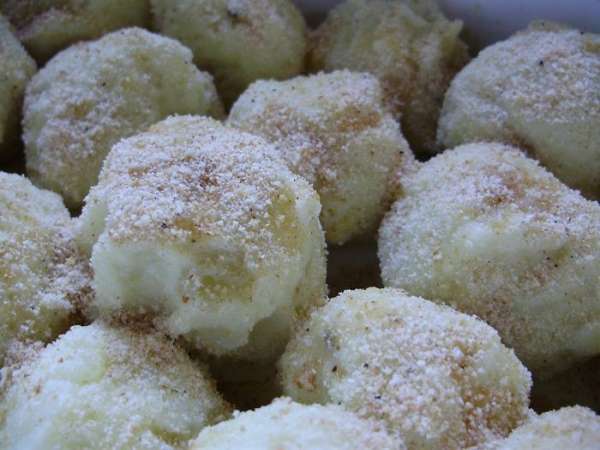 Растопить сливочное масло. Полить галушки маслом и посыпать панировочными сухарями. Поставить в духовку на 15 мин, при 180 С.