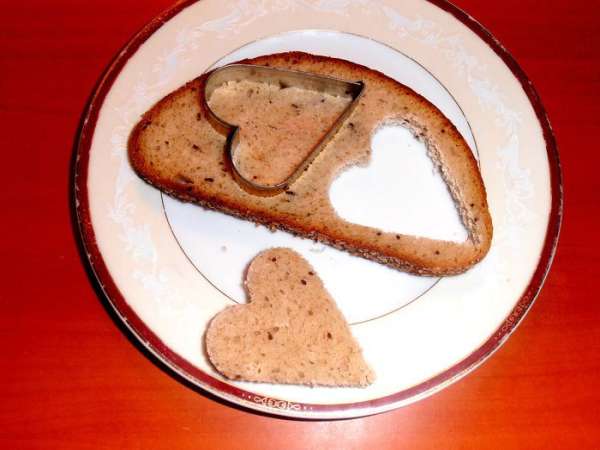Очень вкусные гренки(это не только моё мнение!)получаются из кислосладкого хлеба с тмином,но берите,какой Вы любите!Вырезаем сердечки...