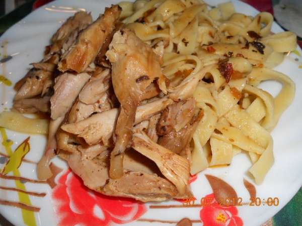 варим в подсоленной воде помешивая,в это время и курица приготовилась,выкладываем на тарелку,ложим курятину и поливаем получившимся соусом в курице,приятного аппетита