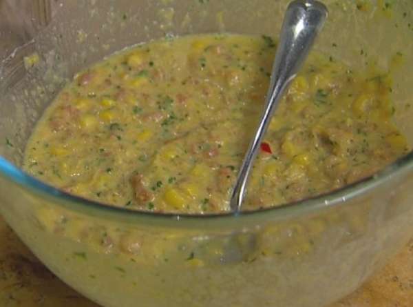Добавить оставшуюся кукурузу, рыбный соус, крахмал, соединить с фаршем и все перемешать. Добавить оставшуюся кукурузу, рыбный соус, крахмал, соединить с фаршем и все перемешать.