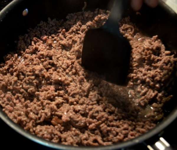 Приготовим мясной соус.
Обжарим говяжий фарш на большой сковороде до коричневого цвета. Выложить на блюдо.
