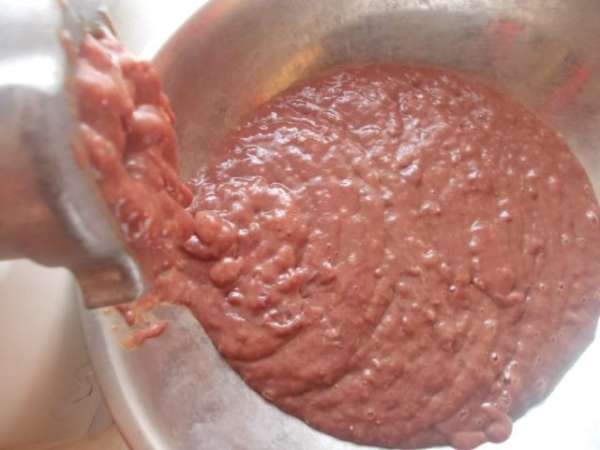 Печень помолоть в мясорубке. У меня свиная и поэтому я замочила её предварительно в молоке, на полчаса. Говяжью,тоже можно замочить,она станет нежнее. 