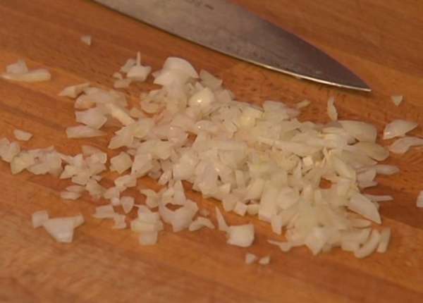 Лук почистить и мелко порезать. Лук почистить и мелко порезать.
