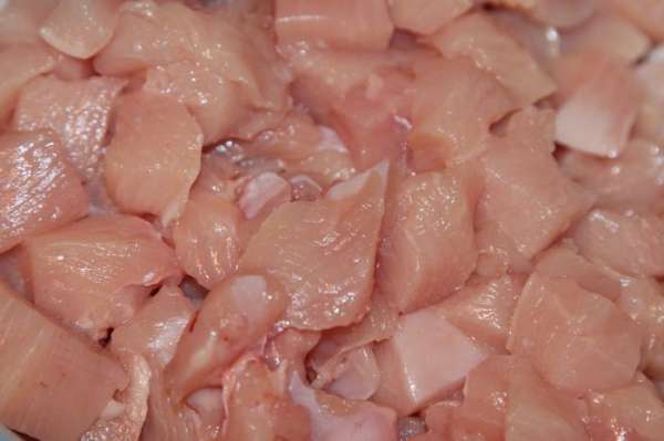 Куриное филе тоже нарезаем небольшими кусочками. Куриное филе тоже нарезаем небольшими кусочками.