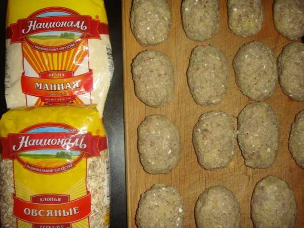 Из фарша сформировать котлетки и оставить их на 15 минут.