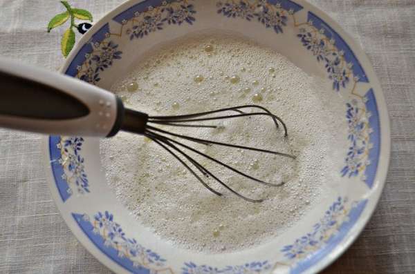 А охлаждённые белки взбить с щепоткой соли и аккуратно с помощью лопатки порционно ввести в шпинатную массу. А охлаждённые белки взбить с щепоткой соли и аккуратно с помощью лопатки порционно ввести в шпинатную массу.