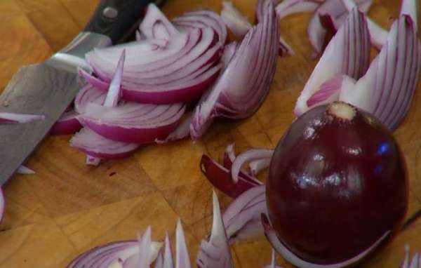 Лук почистить и нарезать дольками.