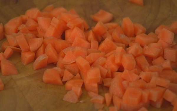 Лук и морковь почистить и нарезать маленькими кубиками.