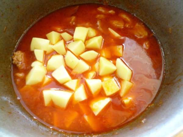 Картофель чистим и нарезаем кубиками. Отправляем в казан с почти готовым мясом, тушим 10-15 минут. Картофель чистим и нарезаем кубиками. Отправляем в казан с почти готовым мясом, тушим 10-15 минут.