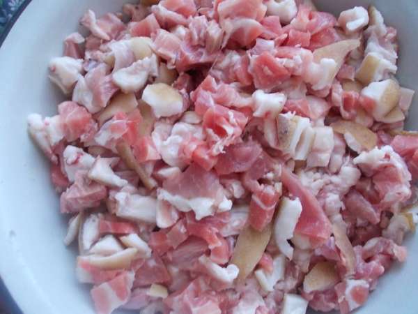 С головы срезать 1 кг мяса и порезать его мелко. Добавить к нему ещё 1 кг мелко порезанного мяса. С головы срезать 1 кг мяса и порезать его мелко. Добавить к нему ещё 1 кг мелко порезанного мяса.