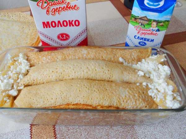 Полить оставшейся заливкой. Выпекать в разогретой до 180°С духовке до готовности, около 20 — 30 минут.