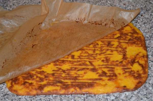 Готовый корж достаём из духовки, даем немного остыть