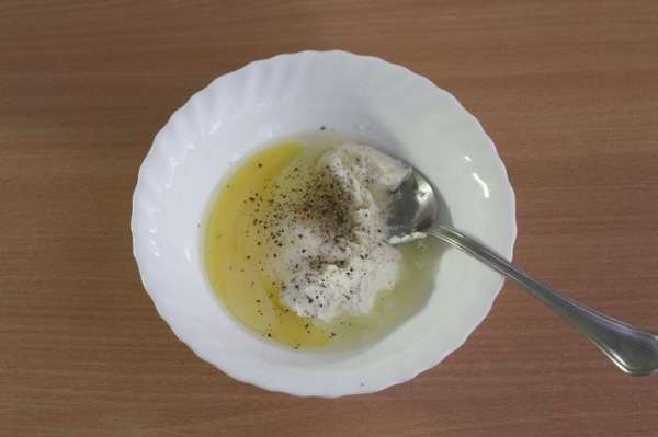 В тарелке смешать сметану, яйцо, соль, перец по вкусу, перемешать. В тарелке смешать сметану, яйцо, соль, перец по вкусу, перемешать.