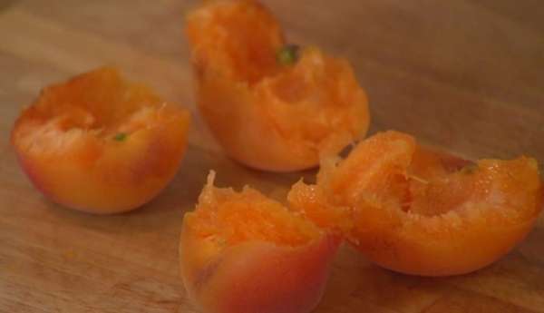 Абрикосы вымыть, удалить косточки и порезать кусочками.