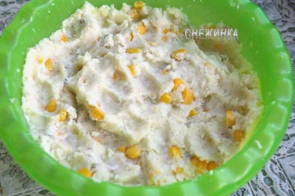 Смешиваем пюре и рыбу, добавляем кукурузу.