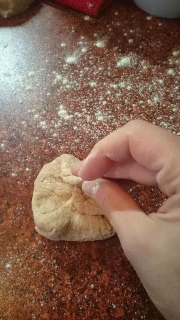 Теперь перевернем комочек складками вниз, накроем его ладошкой как куполом и покатаем против часовой стрелки. Теперь перевернем комочек складками вниз, накроем его ладошкой как куполом и покатаем против часовой стрелки.
