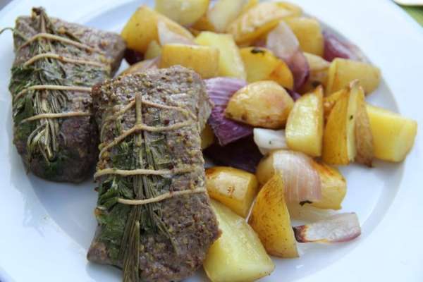 Подаем с гарниром по вкусу. У меня была картошечка, запеченная с красным луком и тимьяном. Приятного аппетита)
