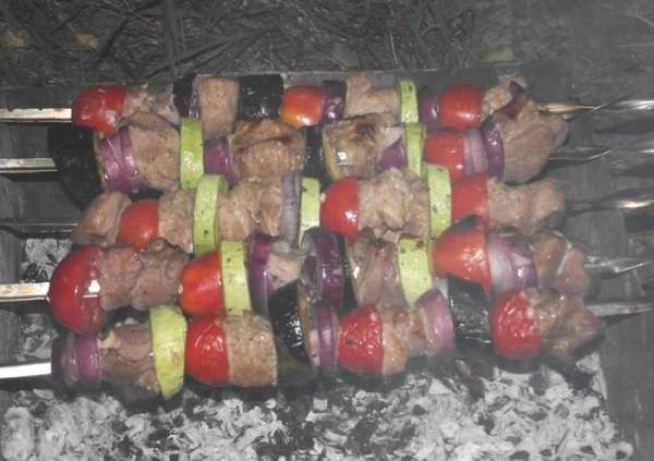 Расстояние между мясом и углями должно быть от 10-15 см. А вот решетку и сами шампуры желательно предварительно смазать растительным маслом и чуть нагреть. Во время жарки ни куда не отлучайтесь от места . Пропущенный момент готовности мяса или, что ещё хуже, воспламенение углей сведёт на нет все ваши старания и усилия. Расстояние между мясом и углями должно быть от 10-15 см. А вот решетку и сами шампуры желательно предварительно смазать растительным маслом и чуть нагреть. Во время жарки ни куда не отлучайтесь от места . Пропущенный момент готовности мяса или, что ещё хуже, воспламенение углей сведёт на нет все ваши старания и усилия.