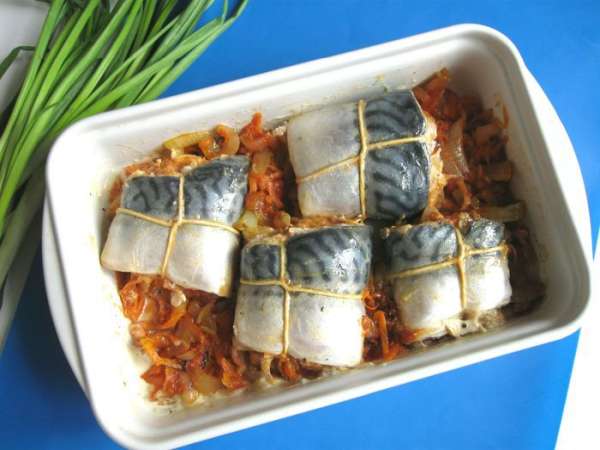 Свернуть рулетом, перевязать кулинарной нитью. Сбрызнуть лимонным соком, смазать оливковым маслом (0, 5 ст. л.). Поставить в духовку на 30 минут.