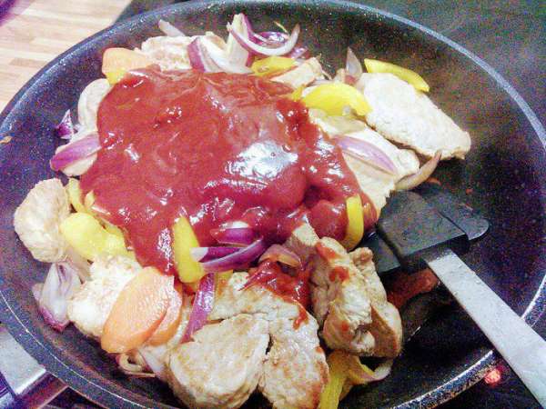 Добавьте соус и специи, размешайте и тушите еще в течении нескольких минут. 