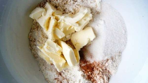 Для крамбла смешать хлопья, муку, сахар, корицу и сливочное масло из холодильника. Руками перетереть в крошку. Для крамбла смешать хлопья, муку, сахар, корицу и сливочное масло из холодильника. Руками перетереть в крошку.