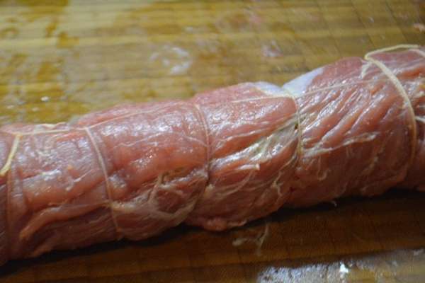 Свернуть мясо в рулет. И закрепить кулинарной нитью. Свернуть мясо в рулет. И закрепить кулинарной нитью.