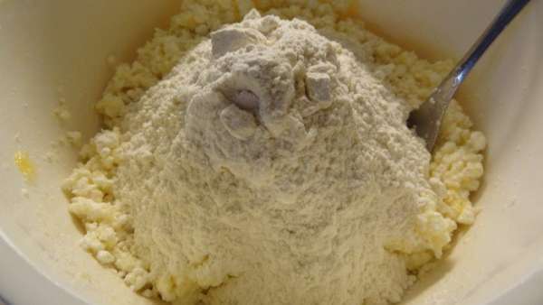 Добавить столько муки, сколько возьмет тесто. Примерно до состояния 'рыхлого комочка'.