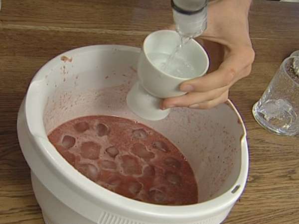 Влить водку, перемешать.