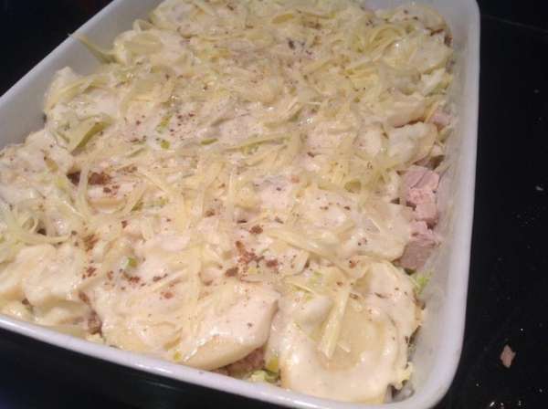 Посыпьте оставшимся сыром и мускатным орехом. Запекайте в духовке около часа, пока картофель не станет мягким и золотистым. Если запеканка подрумянилась, а картофель еще не готов, накройте ее фольгой.
