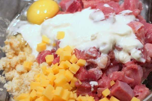 Добавляем яйцо, сметану и порезанный мелкими кубиками сыр Джюгас.