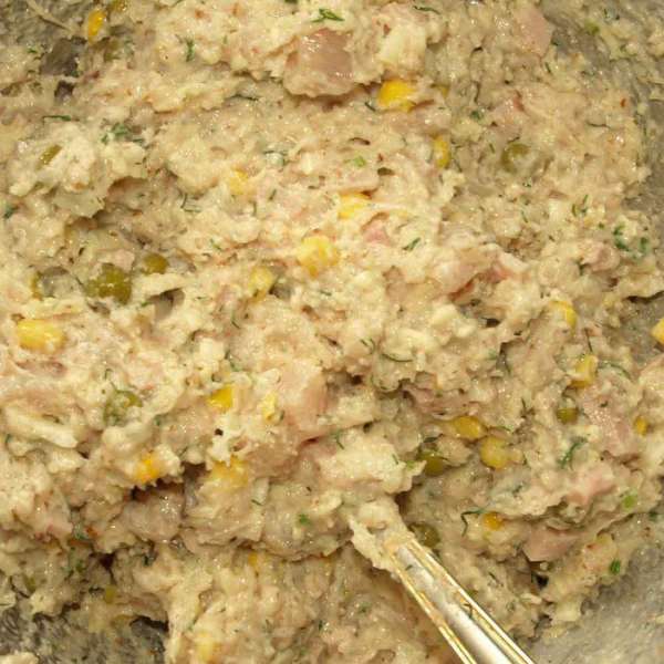 Соединить измельченный миндаль, куриный фарш и филе кубиками, кукурузу, ветчину, горошек, сыр, зелень, нашинкованный мелко лук и хорошо перемешать. Добавить крахмал, сливки, соль, перец и приправы по вкусу (по желанию), коньяк и все тщательно перемешать. Соединить измельченный миндаль, куриный фарш и филе кубиками, кукурузу, ветчину, горошек, сыр, зелень, нашинкованный мелко лук и хорошо перемешать. Добавить крахмал, сливки, соль, перец и приправы по вкусу (по желанию), коньяк и все тщательно перемешать.